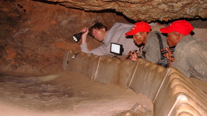 Archäologie: Internationale Forschungskooperation in der Höhle: Ein Mitarbeiter des Pyrenäenparks für Prähistorische Kunst leuchtet, die San-Spurenleser C/wi /Kunta und C/wi G/aqo De!u interpretieren