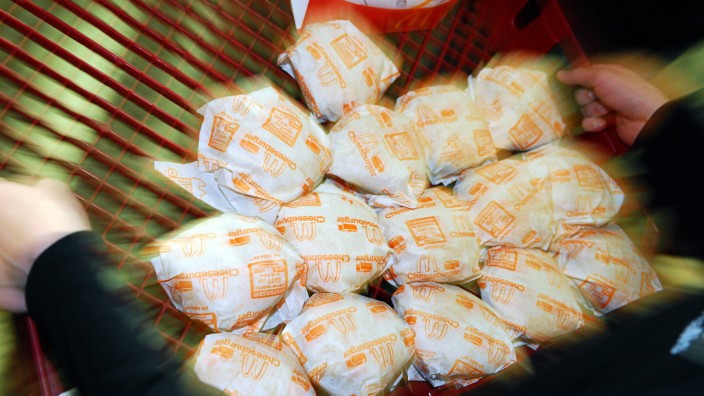 McDonald's veröffentlicht Spar-Ratgeber: Kein Budget für Lebensmittel: Die Fastfood-Kette geht davon aus, dass ihre Mitarbeiter in der Arbeit essen