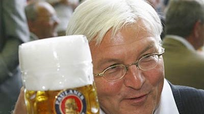 Steinmeier auf dem Nockherberg: Frank-Walter Steinmeier ließ sich die Maß Bier in München schmecken.