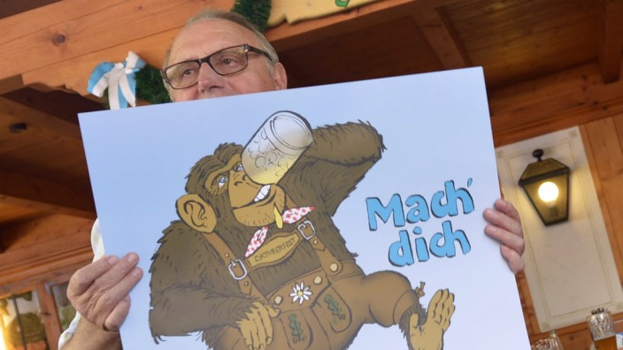 Oktoberfest 2013: Toni Roiderer zeigt das Plakat der Wiesnwirte gegen das Kampfsaufen, das der Karikaturist Dieter Hanitzsch gezeichnet hat.