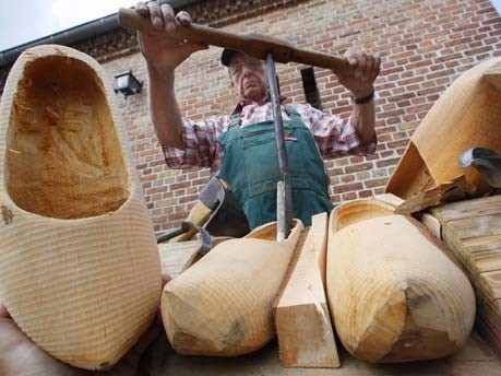 Traditionelles Holzschuhmacherhandwerk;ddp