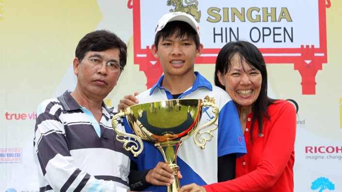 Jüngster Sieger bei Profi-Turnier: Phachara Khongwatmai (mi): Von seinen Eltern als jüngster Sieger eines Prof-Turniers gefeiert