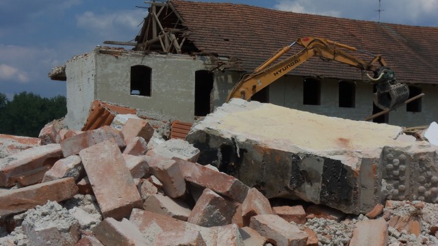 Dorf muss Hochwasserschutz weichen: Der Abriss des ersten Hauses in Isarmünd hat nun begonnen.