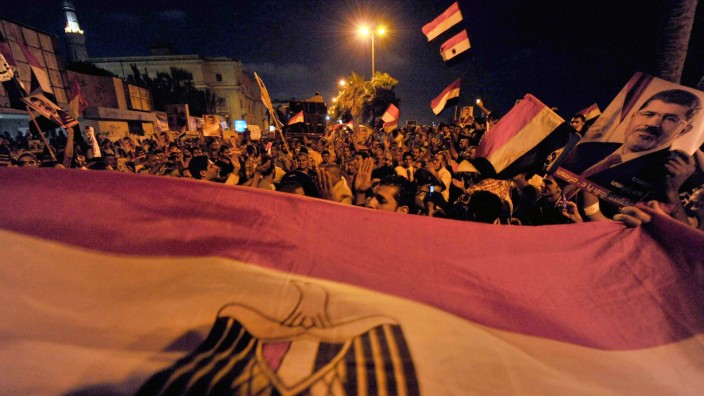 Umbruch in Ägypten: Mursi-Anhänger mit ägyptischer Flagge: Beide Seiten nutzen den gestürzten islamistischen Präsidenten als Druckmittel.