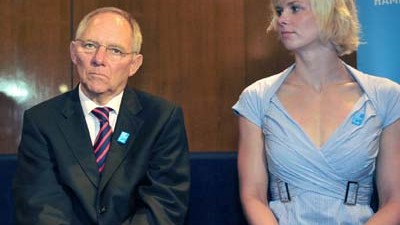Schwimm-WM: Innenminister Wolfgang Schäuble neben Botschafterin Britta Steffen.
