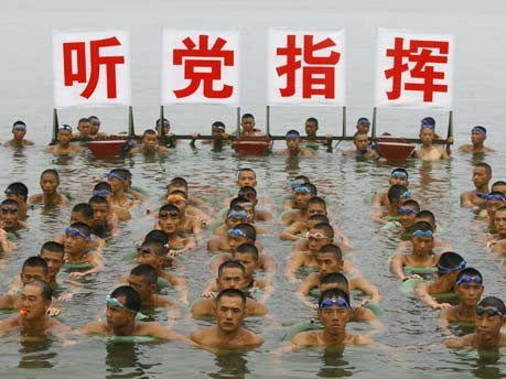 Schwimmkurs für chinesische Soldaten;Reuters
