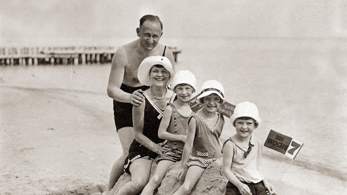 Familienurlaub am Ostseestrand, 1930