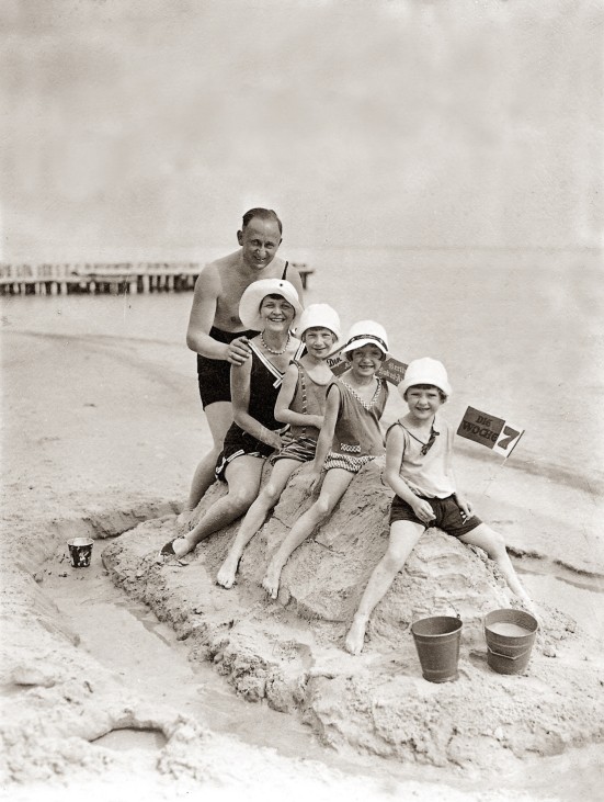 Familienurlaub am Ostseestrand, 1930