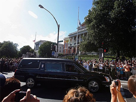 Limousine mit Leichnam Ted Kennedys; Reuters