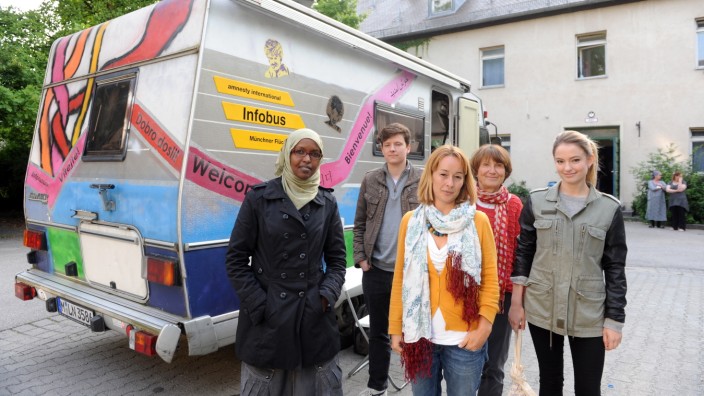 Asylpolitik: 16 Jahre bot der "Infobus" kostenlose Asylrechtsberatung in Münchner Erstaufnahmeeinrichtungen für Flüchtlinge an, nun muss er draußen bleiben.