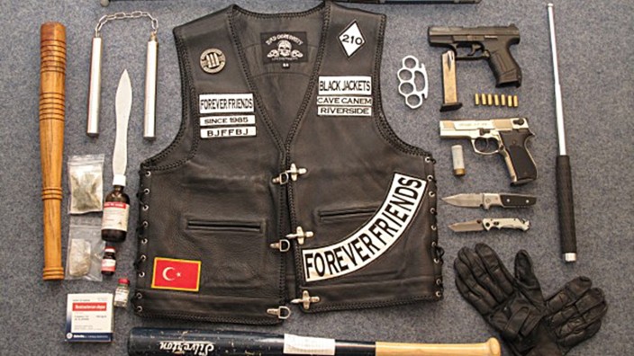 Rockergang "Black Jackets": Diese Waffen hat die Polizei bei einer früheren Razzia bei den "Black Jackets" sichergestellt.