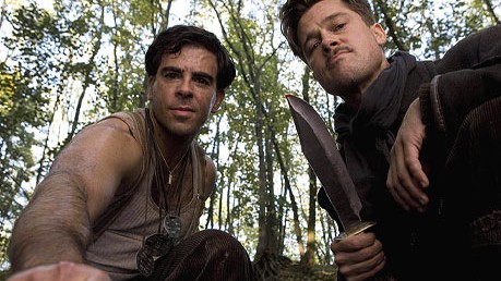 Kino: "Inglourious Basterds": Die guten, brutalen Jungs: Eli Roth (l.) als Sergeant Donnie Donowitz und Brad Pitt als Leutnant Aldo Raine in dem Spielfilm 'Inglourious Basterds' von Quentin Tarantino.