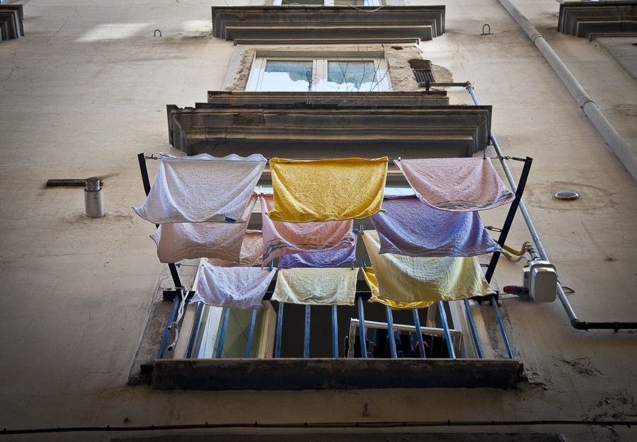 Sivan Askayo Intimacy Under the Wires Laundry Wäsche Neapel Wäscheleine