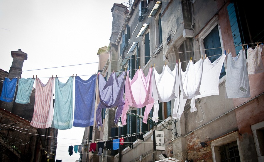 Sivan Askayo Intimacy Under the Wires Laundry Wäsche Venedig Wäscheleine