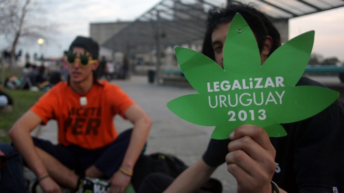 Parlamentsabstimmung: Junge Aktivisten vor dem Parlamentsgebäude in Montevideo: Uruguay will als erstes Land der Welt Marihuana vollständig legalisieren.