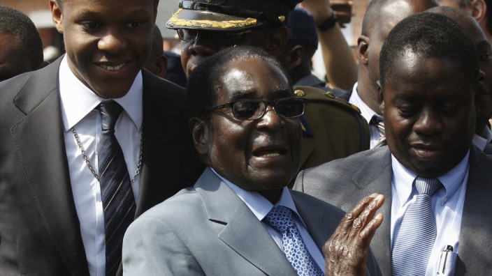 Robert Mugabe verlässt nach seiner Stimmagabe ein Wahllokal in Harare.