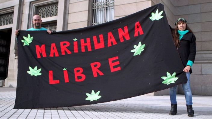 Zwei Bürger Uruguays demonstrieren vor dem Parlament für die Legalisierung von Marihuana.