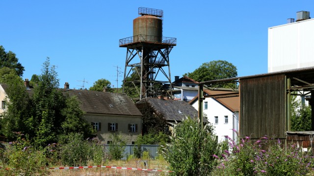 Dachau: Blick über die Dächer der Fabrikhallen der ehemaligen Papierfabrik mit dem Wasserturm. Wie lange es noch dauert, bis hier ein lebendiger neuer Stadtteil entsteht, ist unklar. Zu viele Fragen sind noch offen, insbesondere zur Beseitigung der Altlasten.