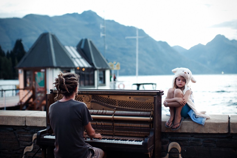Klavierspielen bei Sonnenuntergang Neuseeland Nikola Smernic National Geographic Traveler Photo Contest