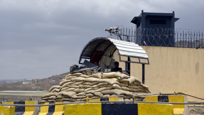 Yemen tightens security measures around western embassies