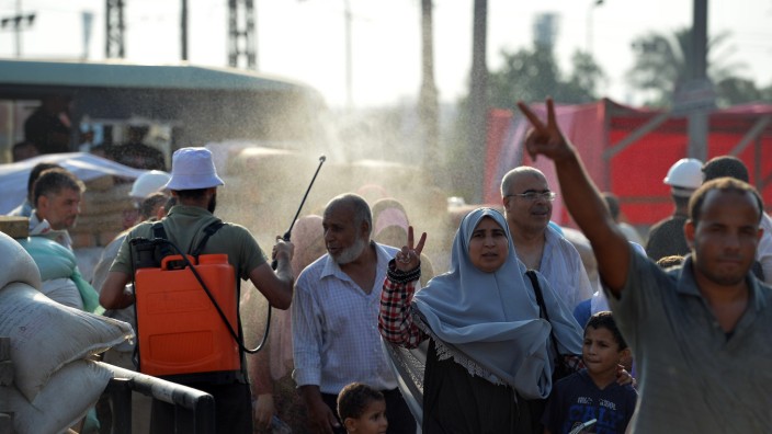Unruhen in Ägypten: Sprühwasser als Erfrischung beim Protest: Mursi-Anhänger in Ägypten.