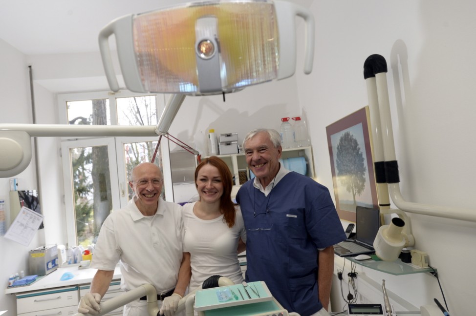 Zahnärzte von der Malteser Migranten Medizin in München, 2011