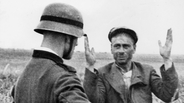 Gefangennahme eines angeblichen russischen Partisans, 1941 Wehrmacht  SZ Photo