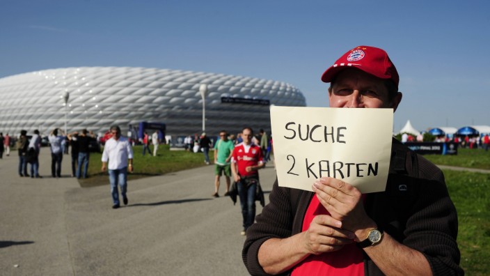 Ticketing in der Fußball-Bundesliga: Auch eine Möglichkeit, an eine Eintrittskarte zu kommen, wenngleich nicht ganz legal: der Schwarzmarkt vor dem Stadion, hier in München.