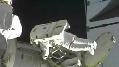 Außenbordeinsatz an der ISS: Astronaut Danny Olivas verlässt die ISS für den Außenbordeinsatz.