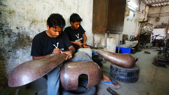 Chopper-Unikate in Indien: Per Hand bringen die Konstrukteure die Teile der Chopper in Form.