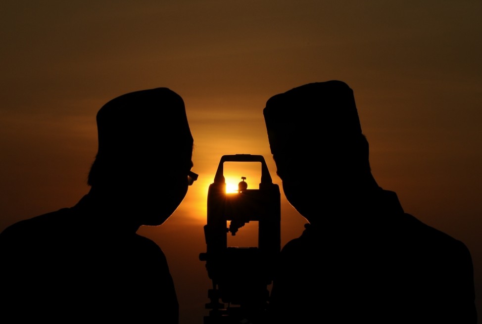BESTPIX  Muslims Study The Moon To Determine End Of Ramadan