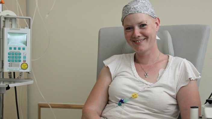 Brustkrebs: Marion Glashauser bei der Chemotherapie im Klinikum Landshut.