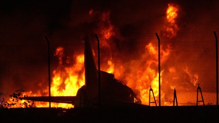 Frachtflugzeug im Flughafen ausgebrannt
