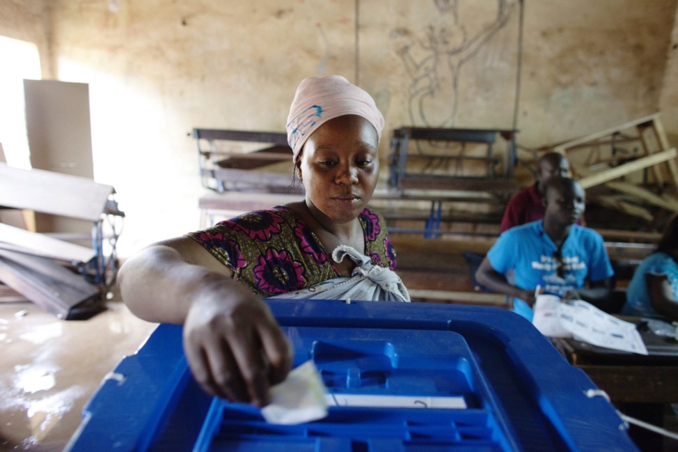 Eine Frau gibt ihre Stimme bei der Präsidentschaftswahl in Mali ab.