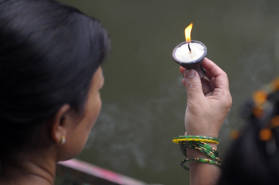 Ein Hindu-Frau ehrt in Kathmandu, Nepal den Schlangengott Nag
