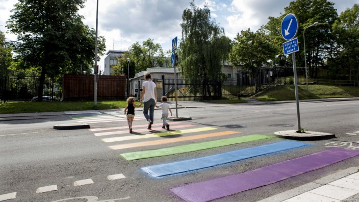 Russische Botschaft in Stockholm: Gegen Diskriminierung: Zebrastreifen in Regenbogenfarben vor der russischen Botschaft in Stockholm