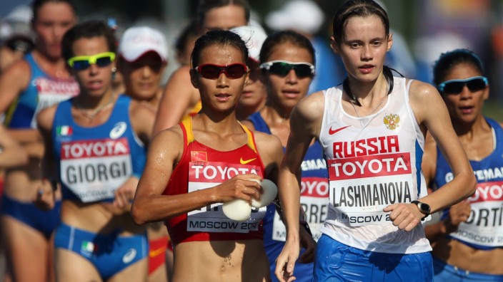 Leichtathletik-WM in Moskau: Elena Lashmanova (re.) gewinnt das 20-km-Gehen.