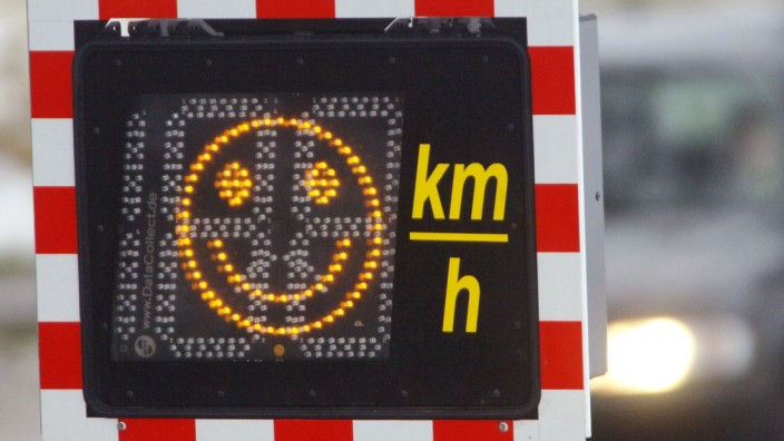 Neue Geschwindigkeitskontrolle: Smileys statt Blitzer.