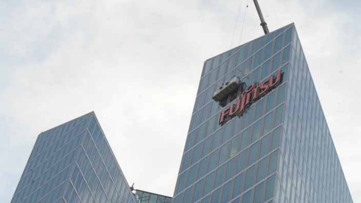 Fujitsu Schriftzug am Highlight Tower in München, 2010