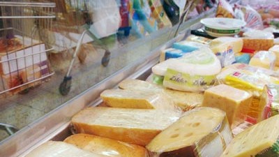 Finanzen kompakt: Käsetheke im Supermarkt: Auch Lebensmittel wurden zuletzt etwas billiger.