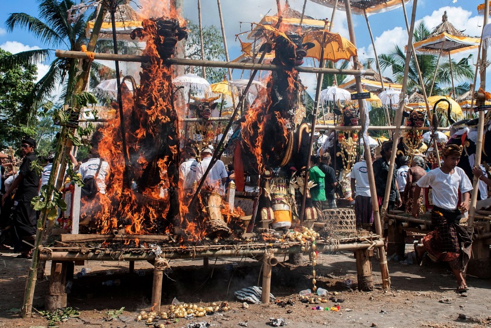 *** BESTPIX *** Balinese Hindus Hold Mass Cremation