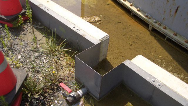 Akw-Ruine Fukushima: Dieses von Tepco veröffentlichte Bild zeigt radioaktiv verseuchtes Wasser, das durch ein Leck in einem Tank sickert.