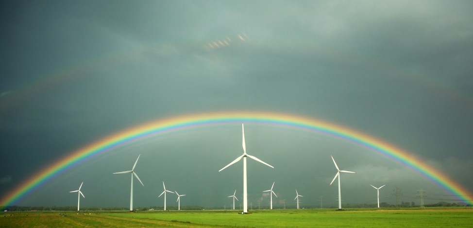 Regenbogen über Windrädern