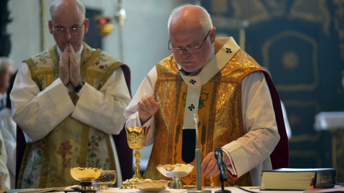 Kirchenvermögen: Papst Franziskus predigt eine "arme Kirche für die Armen", ganz anders wahrgenommen wird Kardinal Reinhard Marx (rechts), Erzbischof von München und Freising.