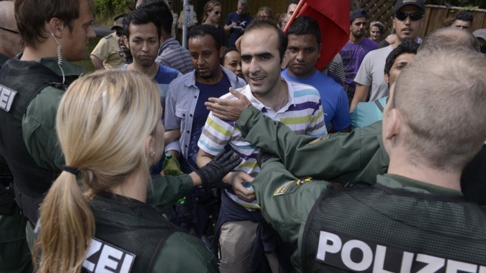 Polizei blockiert Protestmarsch von Asylbewerbern in Rottendorf