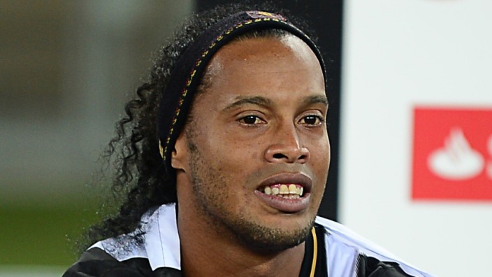Stilkritik zu Ronaldinhos Zähnen: Ende Juli: Ronaldinho bei einem Fußballspiel in Brasilien. Wirklich gemacht sehen seine Zähne hier aber nicht aus.