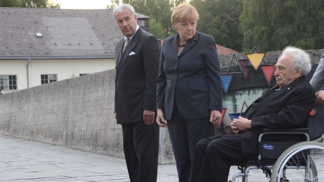Dachau: Kultusminister Ludwig Spaenle (CSU), Bundeskanzlerin Merkel und der Auschwitz-Überlebende Max Mannheimer, bevor sie einen Kranz niederlegen.