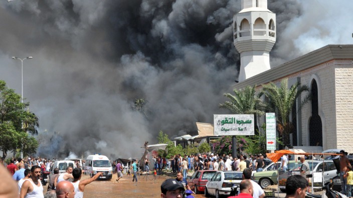 Anschläge auf Moscheen: Rauchwolken nach Explosionen in der libanesischen Stadt Tripoli