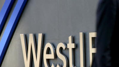 Trotz Staatshilfen: Die Landesbank Baden-Württemberg und die WestLB gönnen laut einem Medienbericht ihren Chefs auch weiterhin üppige Gehälter.