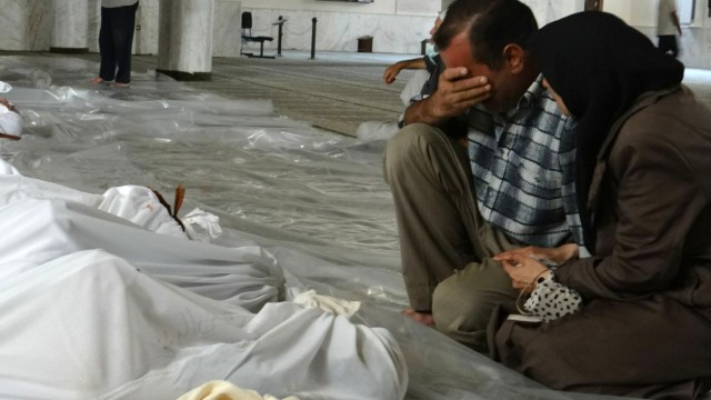 Syrien-Politik der USA: Ein syrisches Paar trauert um die Opfer des Giftgas-Massakers.